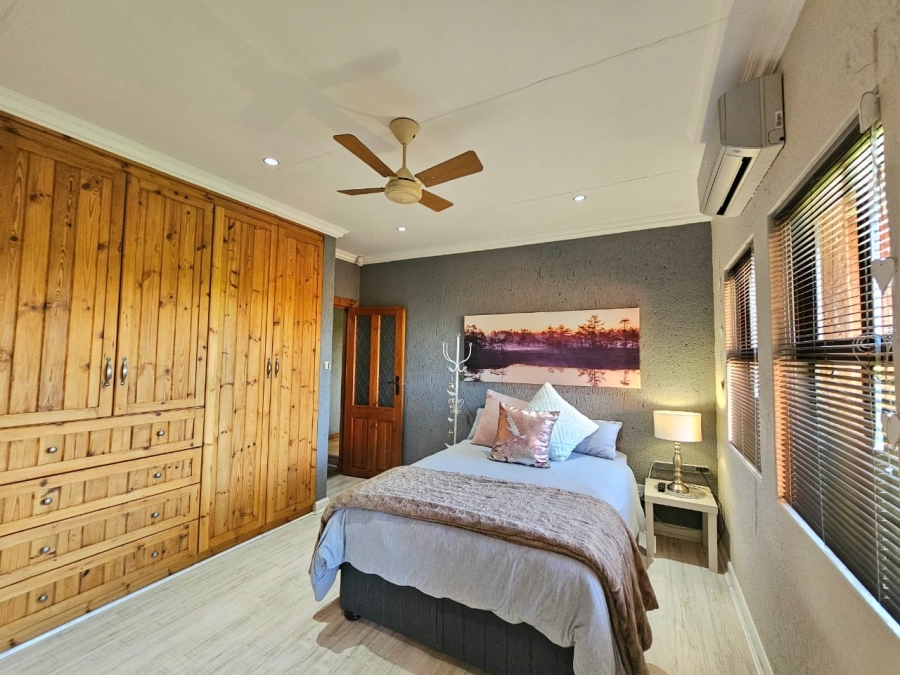 5 Bedroom Property for Sale in Grimbeeck Park North West